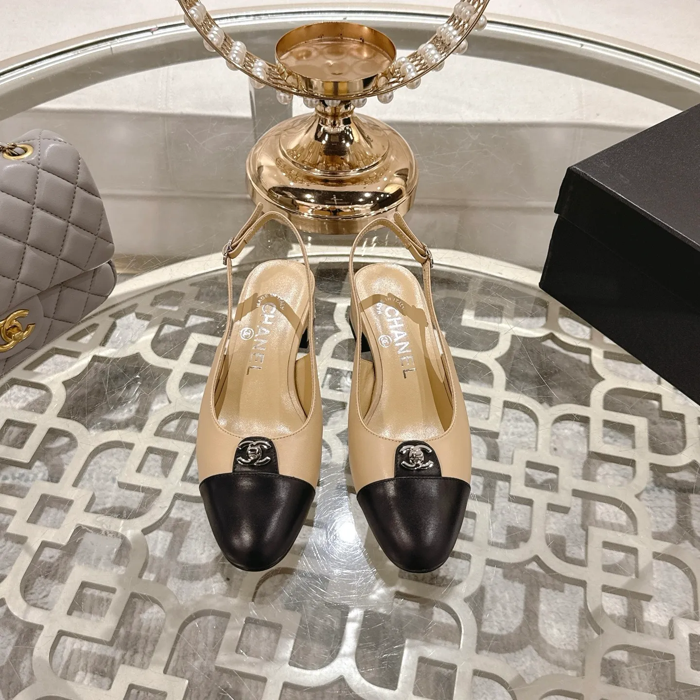 👟👟Ex-factory price 540👟👟 Chanel 𝟐𝟎𝟐𝟓SS spring and summer new double C button Mary Jane 🆕 Xiaoxiang𝐂jia's beautiful Mary Jane sandals are so sweet that they are so beautiful that they have a round square toe design. Cute and cute ~ metal/button logo. The appearance is super online. When you wear it, you will feel like a wealthy daughter. I thought it looked good only when I put it on my feet, I realized how easy it is to wear ~ Upper: Customized lambskin Lining: Sheepskin Outsole: Genuine leather outsole imported from Italy Code number: 35-42 (customized on 40.41.24, non-refundable) Packaging: The latest gift box packaging at the counter